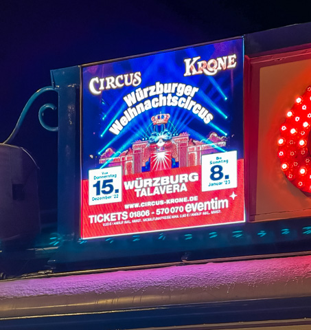 Circus Krone präsentiert den                                                  1. Würzburger Weihnachtscircus 2022